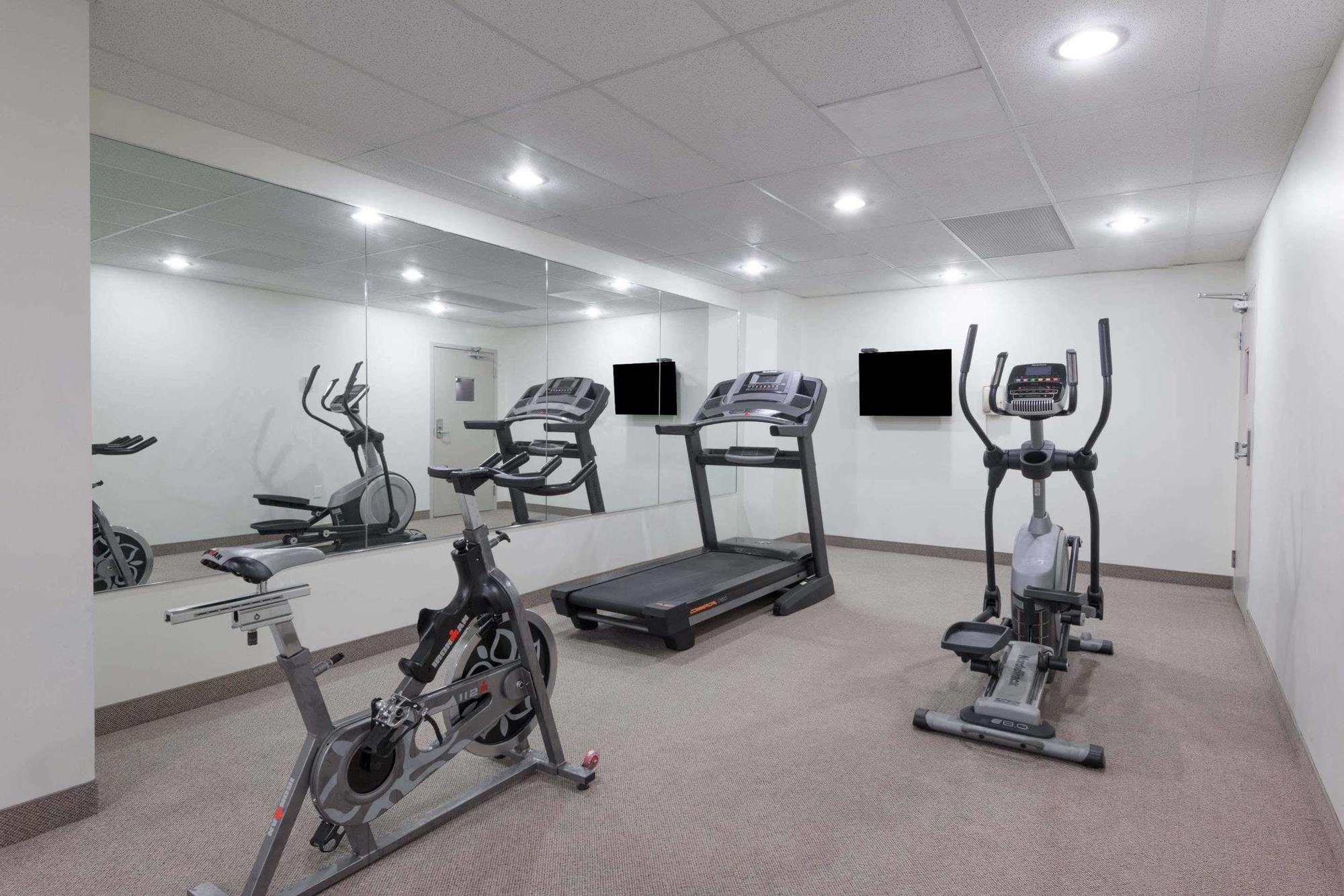 Super 8 By Wyndham Downtown 2*