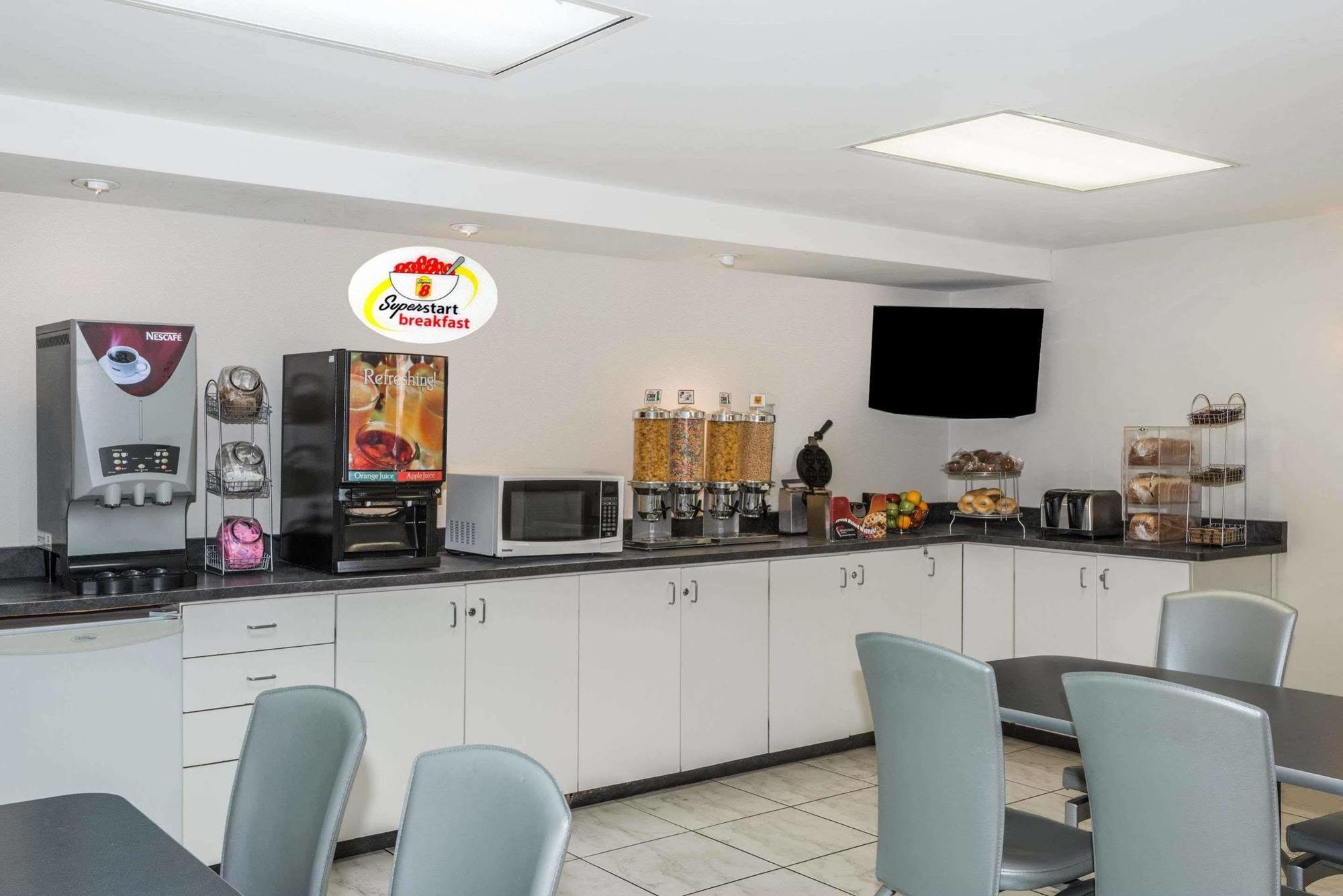Super 8 By Wyndham Downtown 2*