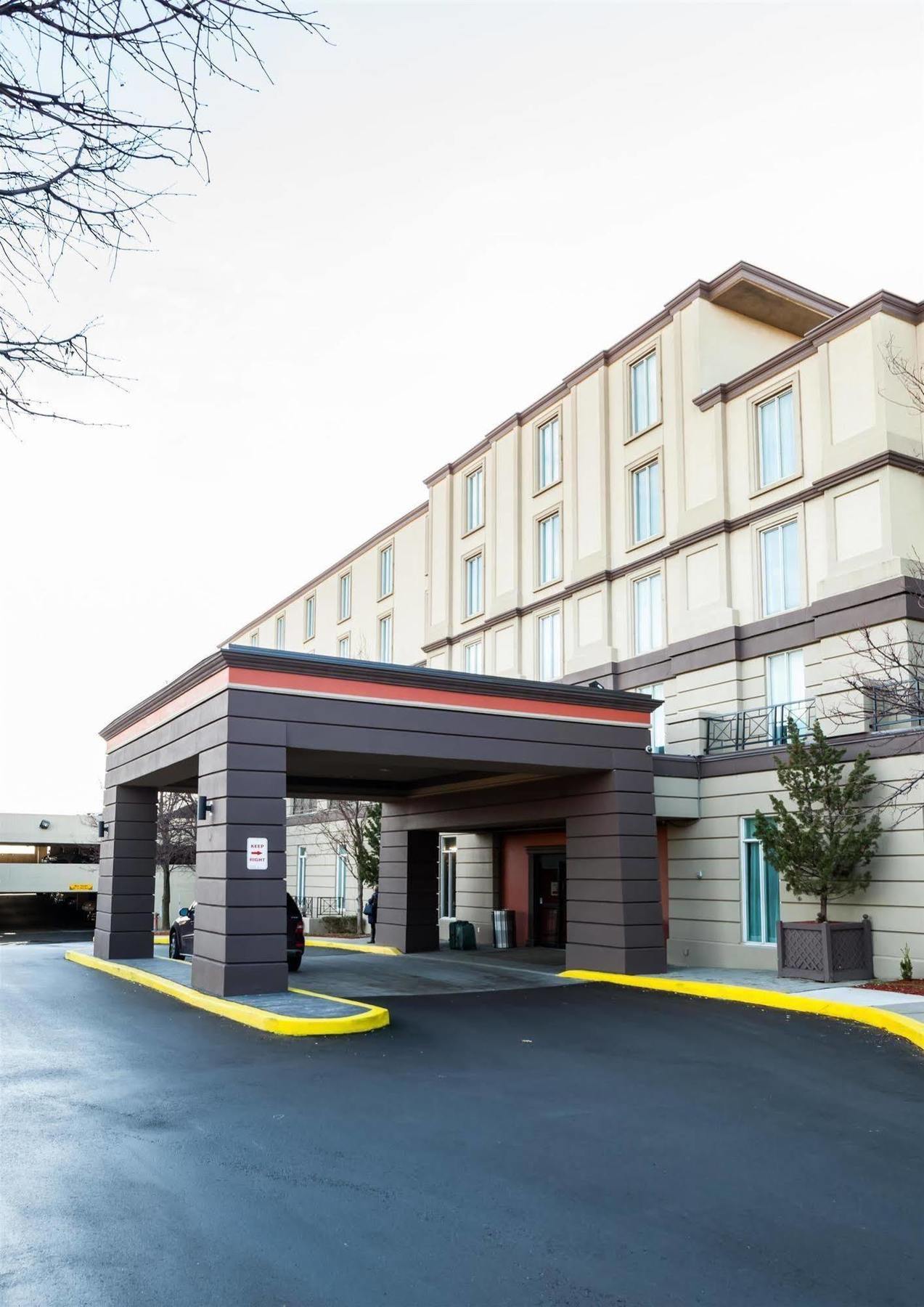 Western Premier Airport Carlingview Hotel 3*