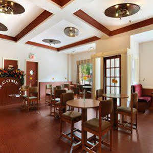 Howard Johnson By Wyndham Downtown West Toronto