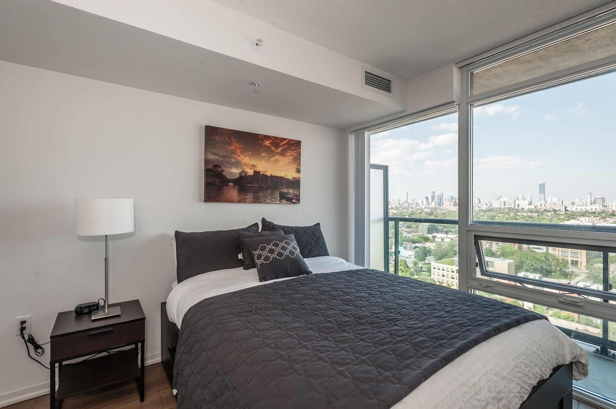 Soho 2 Bed | 2 Bath Cn Tower View Apartment