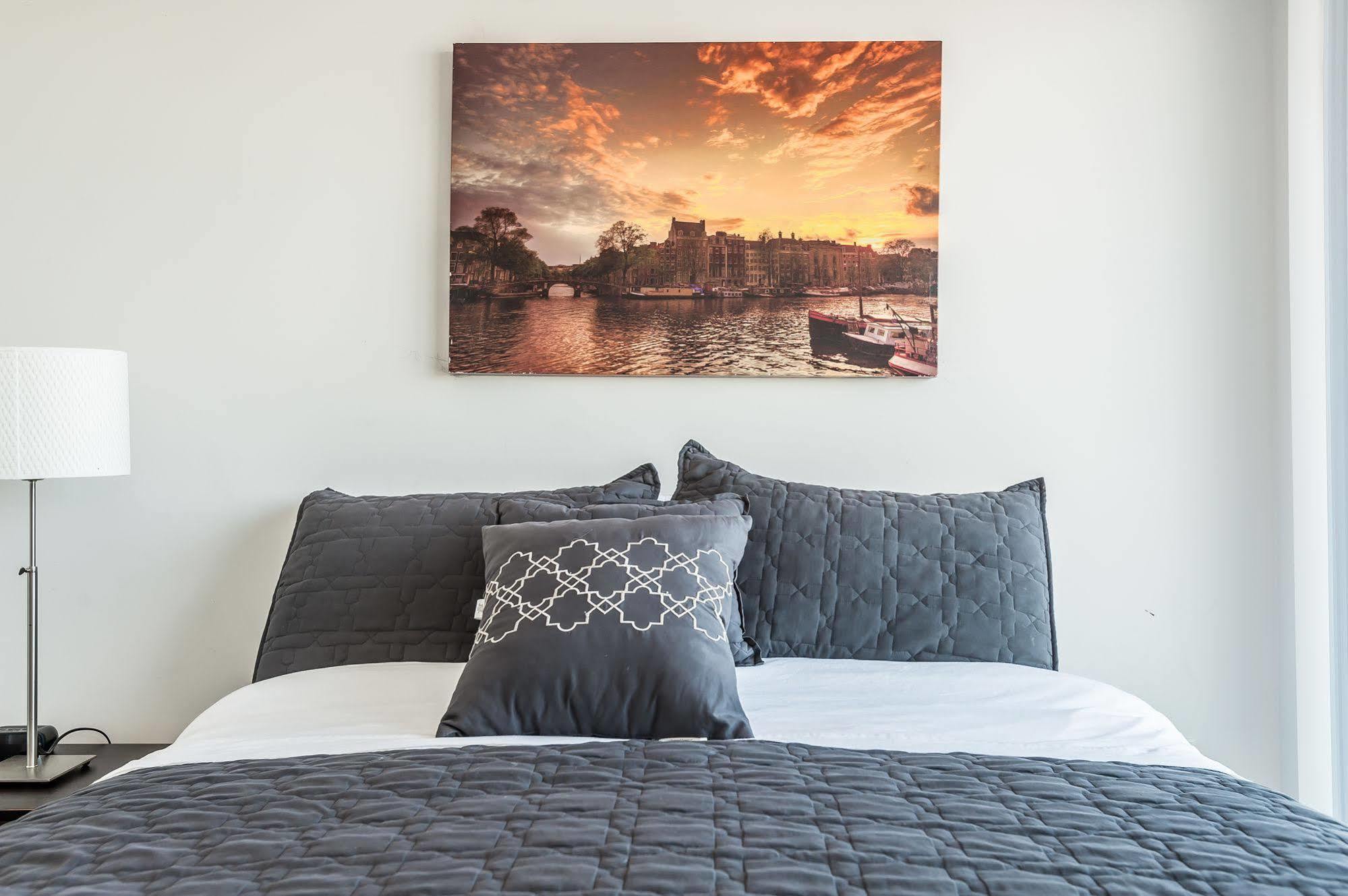 Soho 2 Bed | 2 Bath Cn Tower View Apartment *