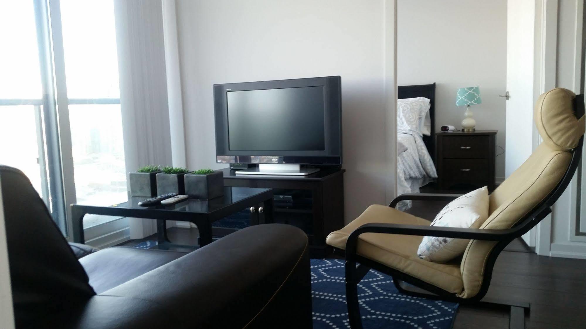 Soho 2 Bed | 2 Bath Cn Tower View Apartment Toronto