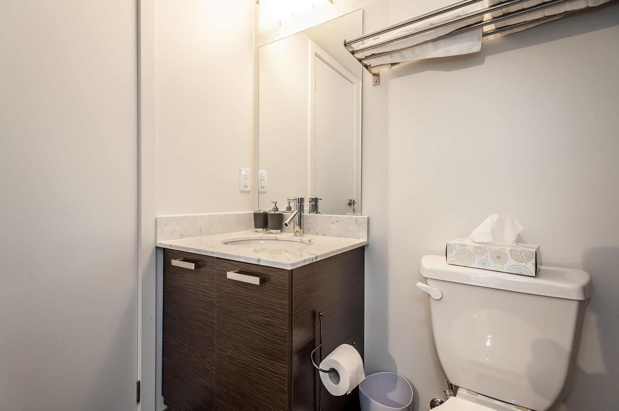 Soho 2 Bed | 2 Bath Cn Tower View Apartment Toronto
