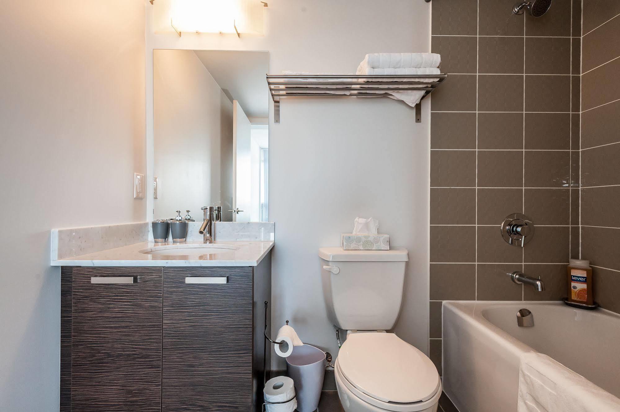 Apartment Soho 2 Bed | 2 Bath Cn Tower View *