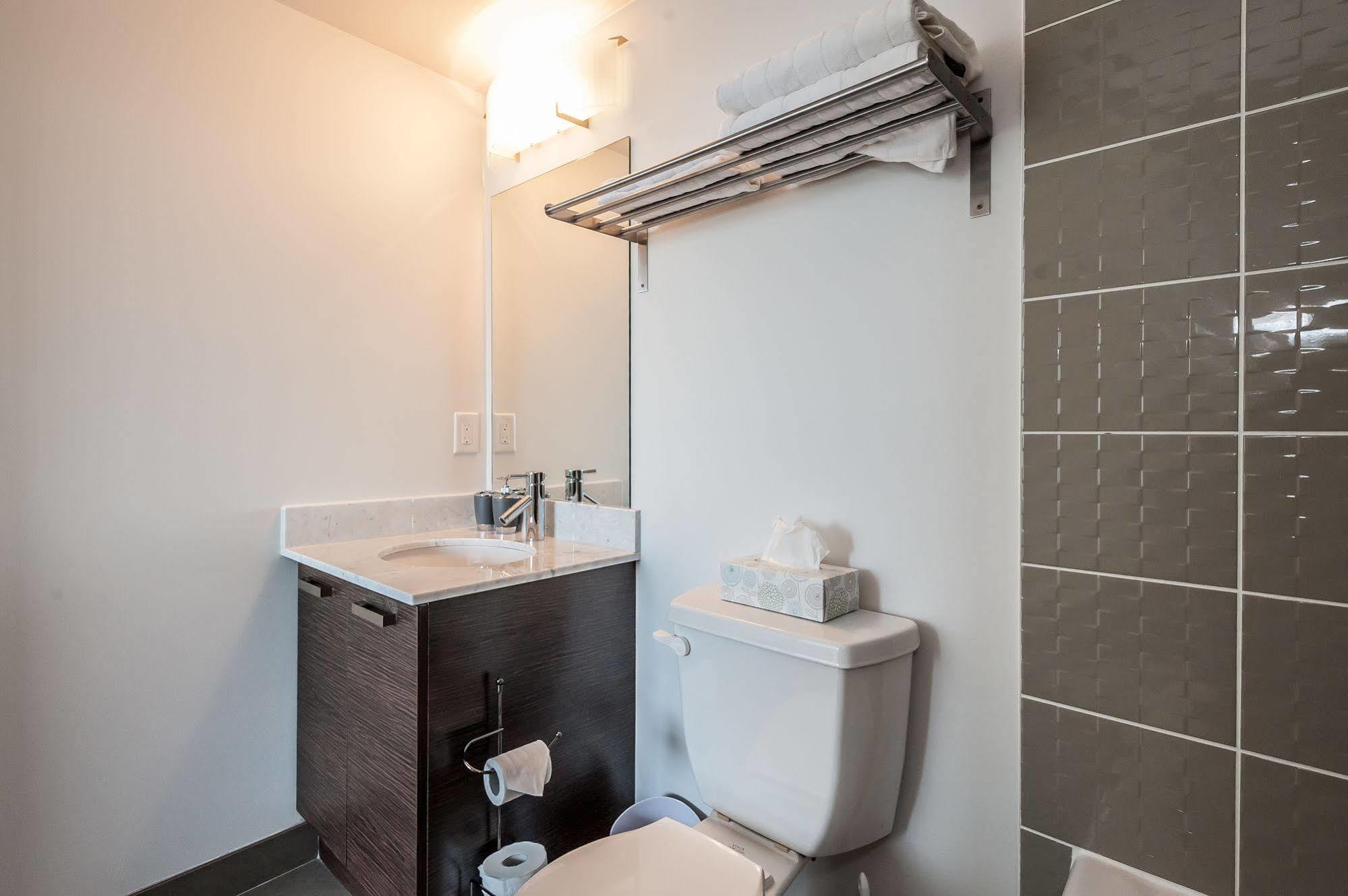 Soho 2 Bed | 2 Bath Cn Tower View Toronto