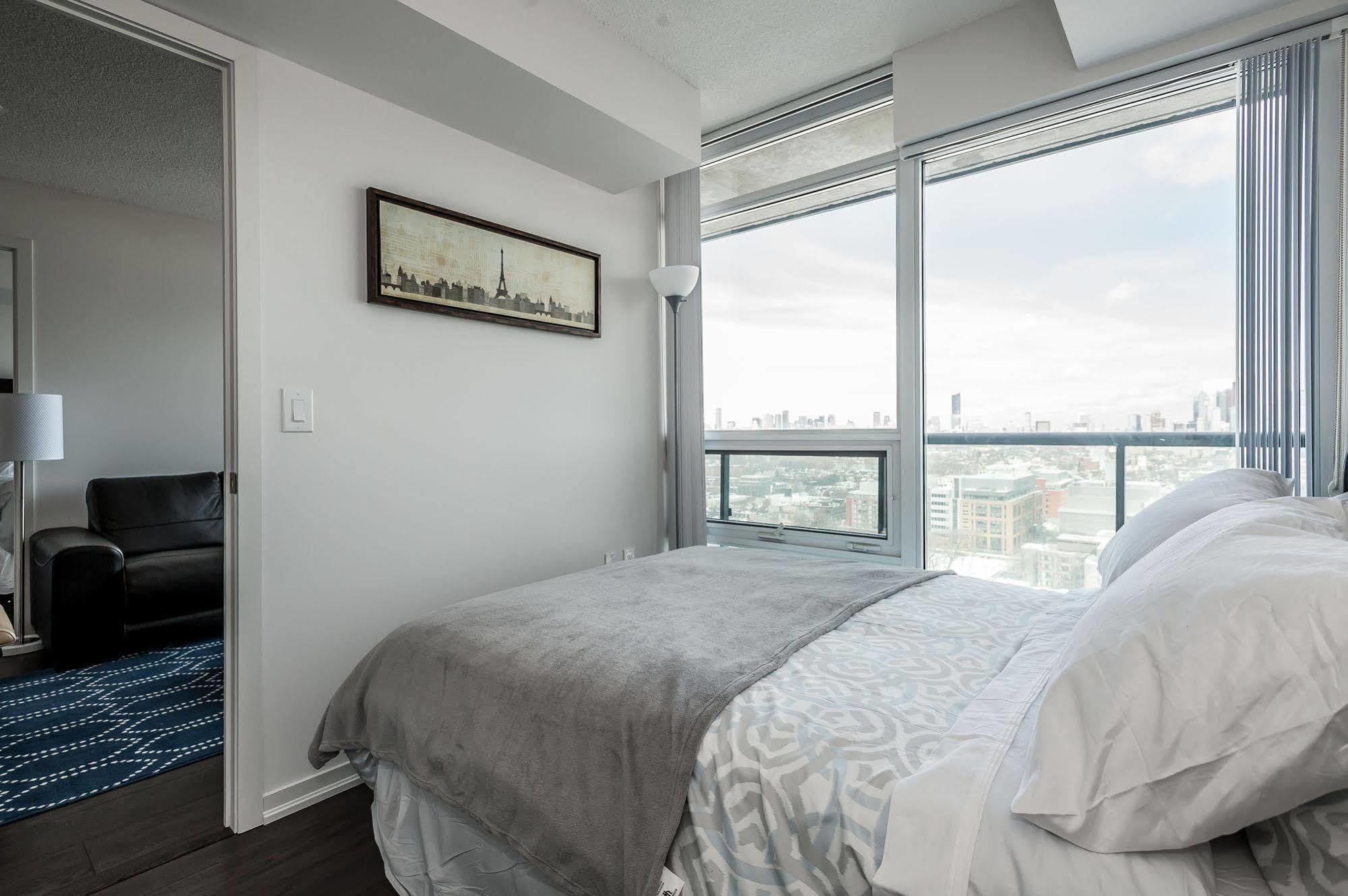 Soho 2 Bed | 2 Bath Cn Tower View Apartment