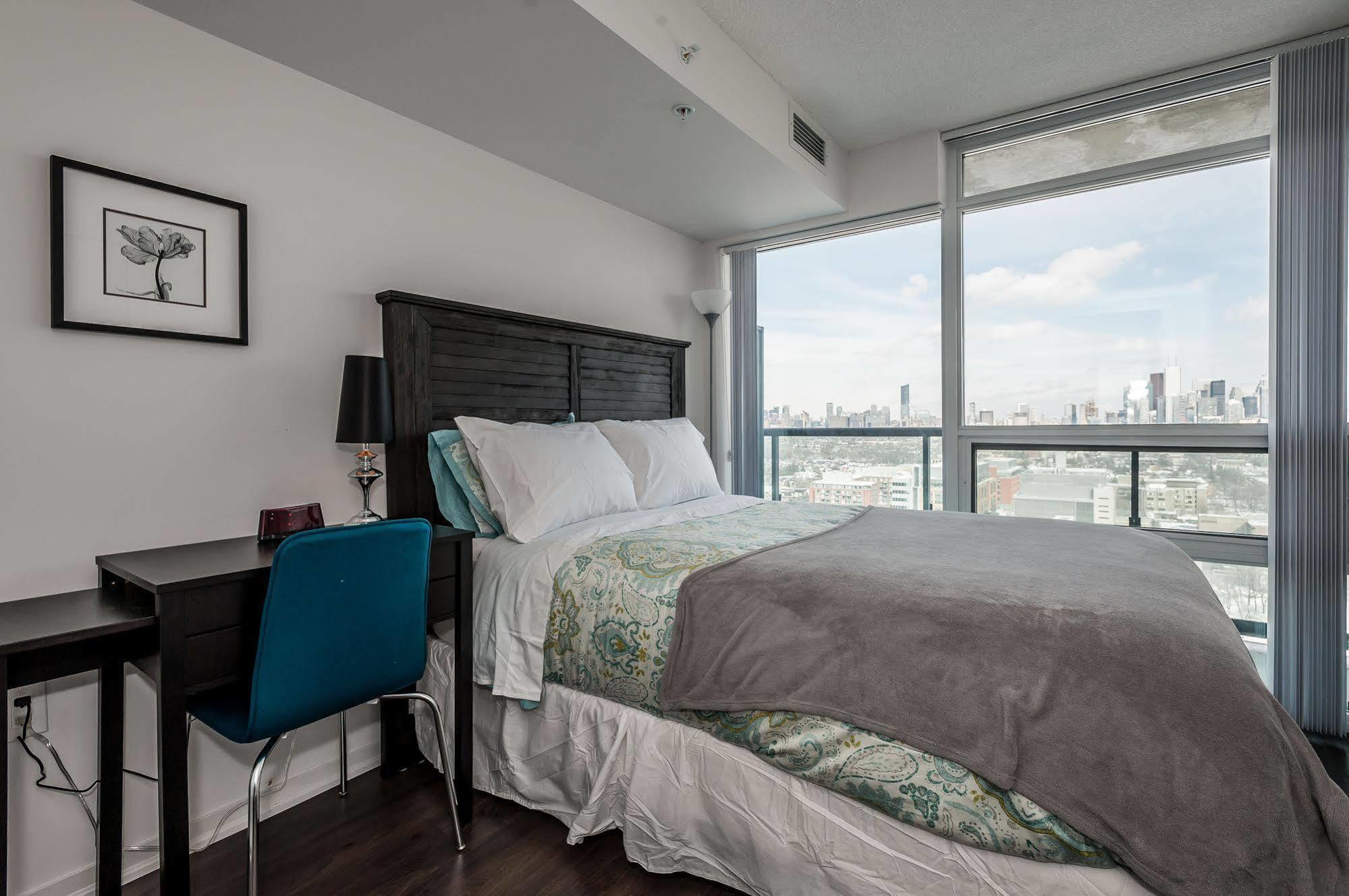 Soho 2 Bed | 2 Bath Cn Tower View Apartment