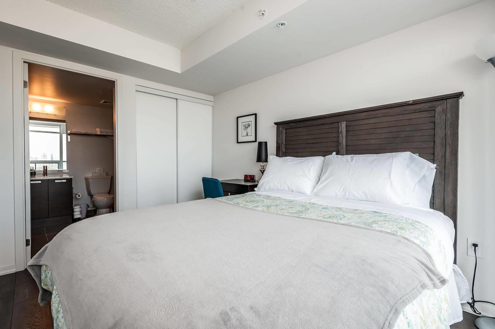 Soho 2 Bed | 2 Bath Cn Tower View Apartment Toronto