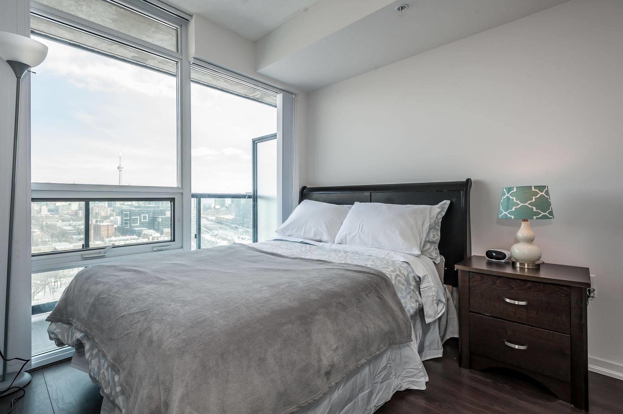 Soho 2 Bed | 2 Bath Cn Tower View Apartment *
