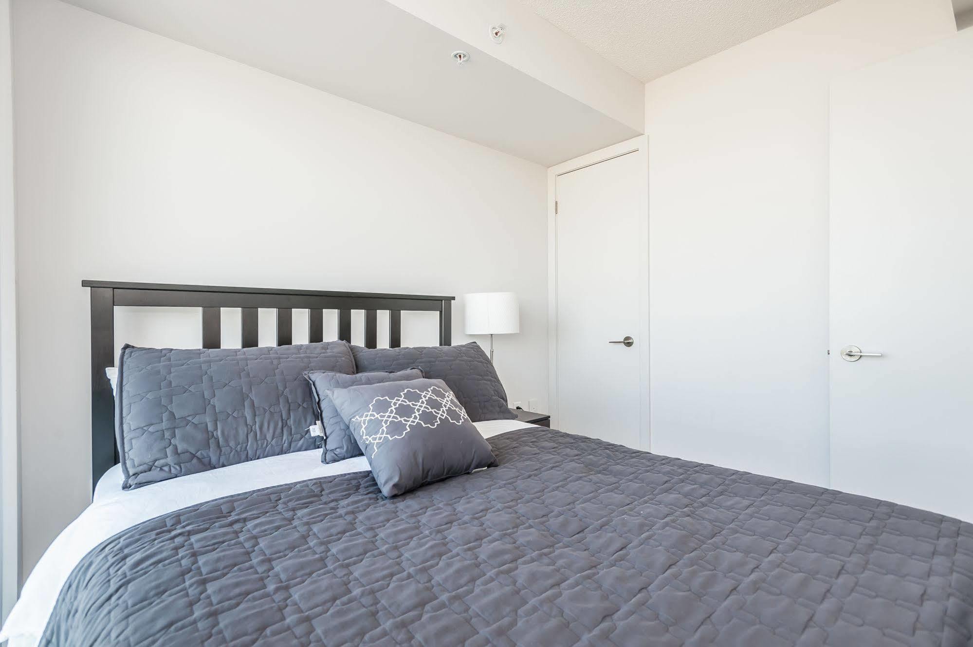 Soho 2 Bed | 2 Bath Cn Tower View Apartment Toronto