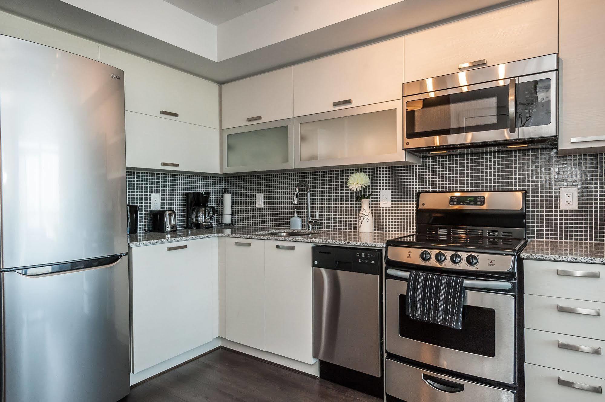 Soho 2 Bed | 2 Bath Cn Tower View Apartment