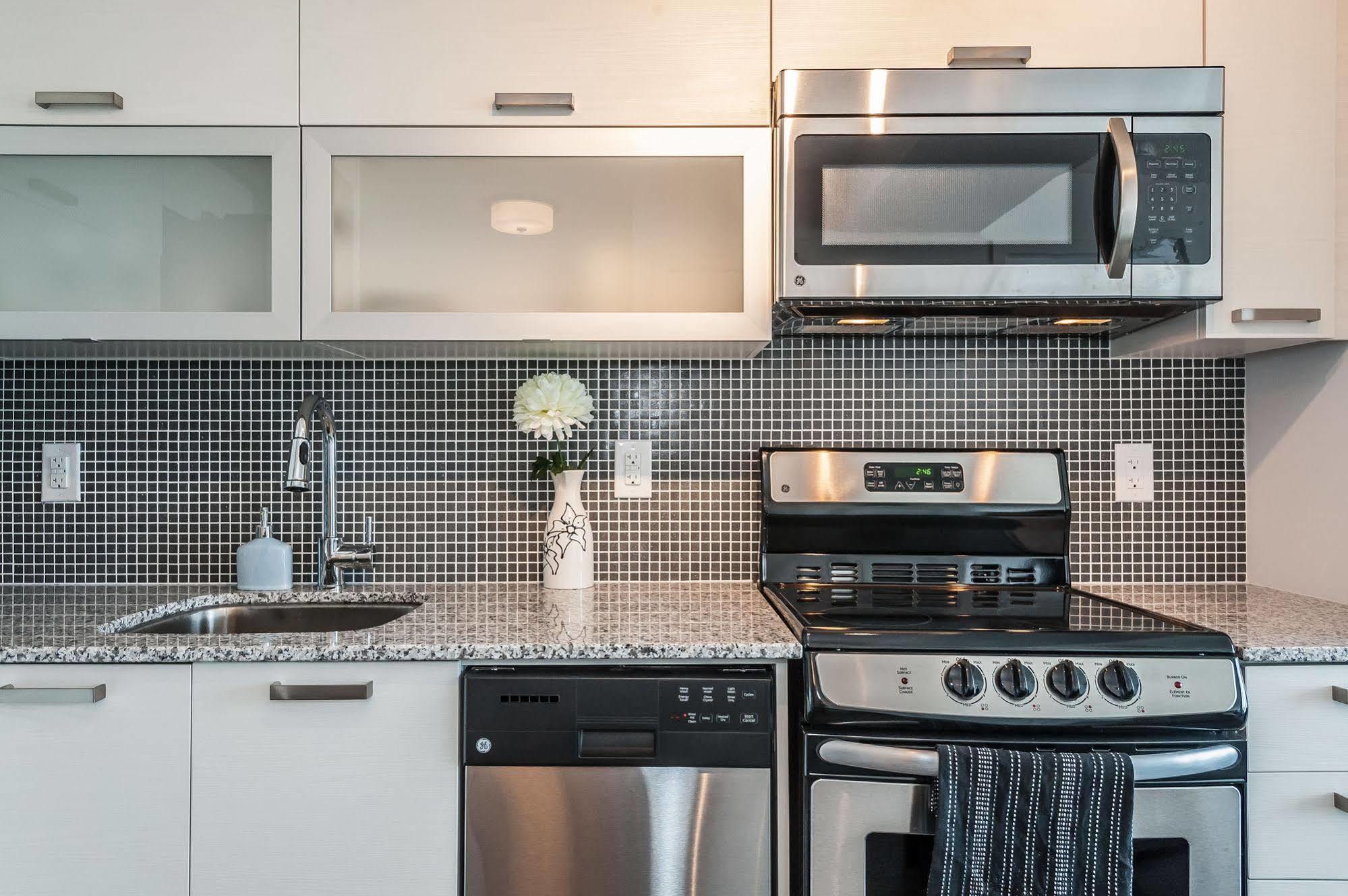 Soho 2 Bed | 2 Bath Cn Tower View Apartment