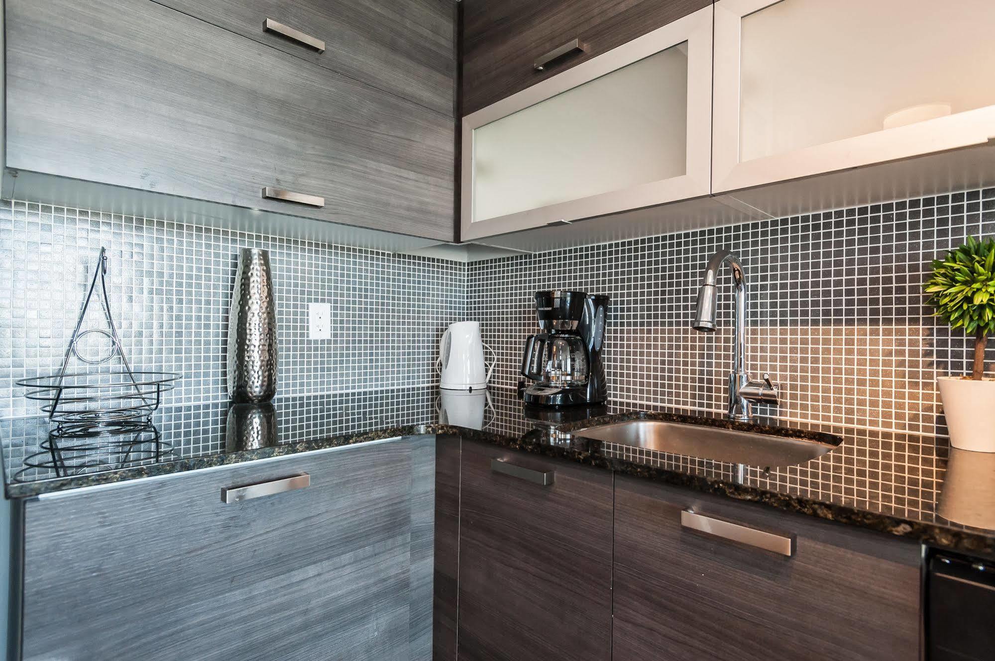 Soho 2 Bed | 2 Bath Cn Tower View *
