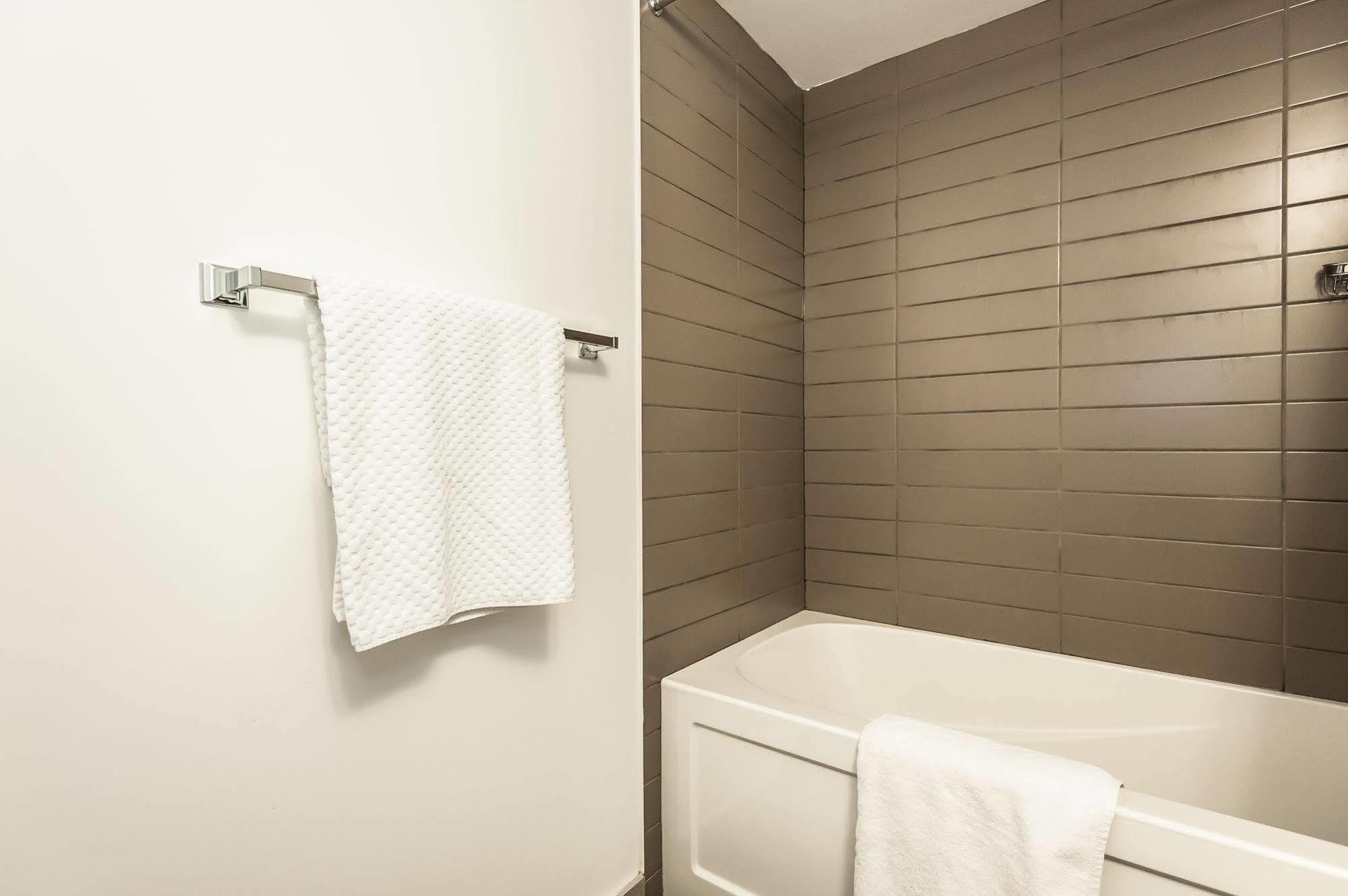 Life Lakeside Mimico Apartment *