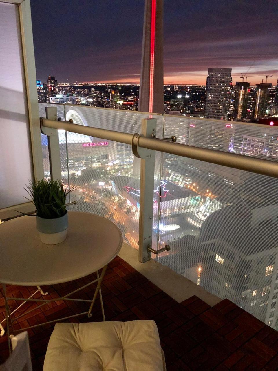 Apartment Simply Comfort. Gorgeous Downtown Toronto
