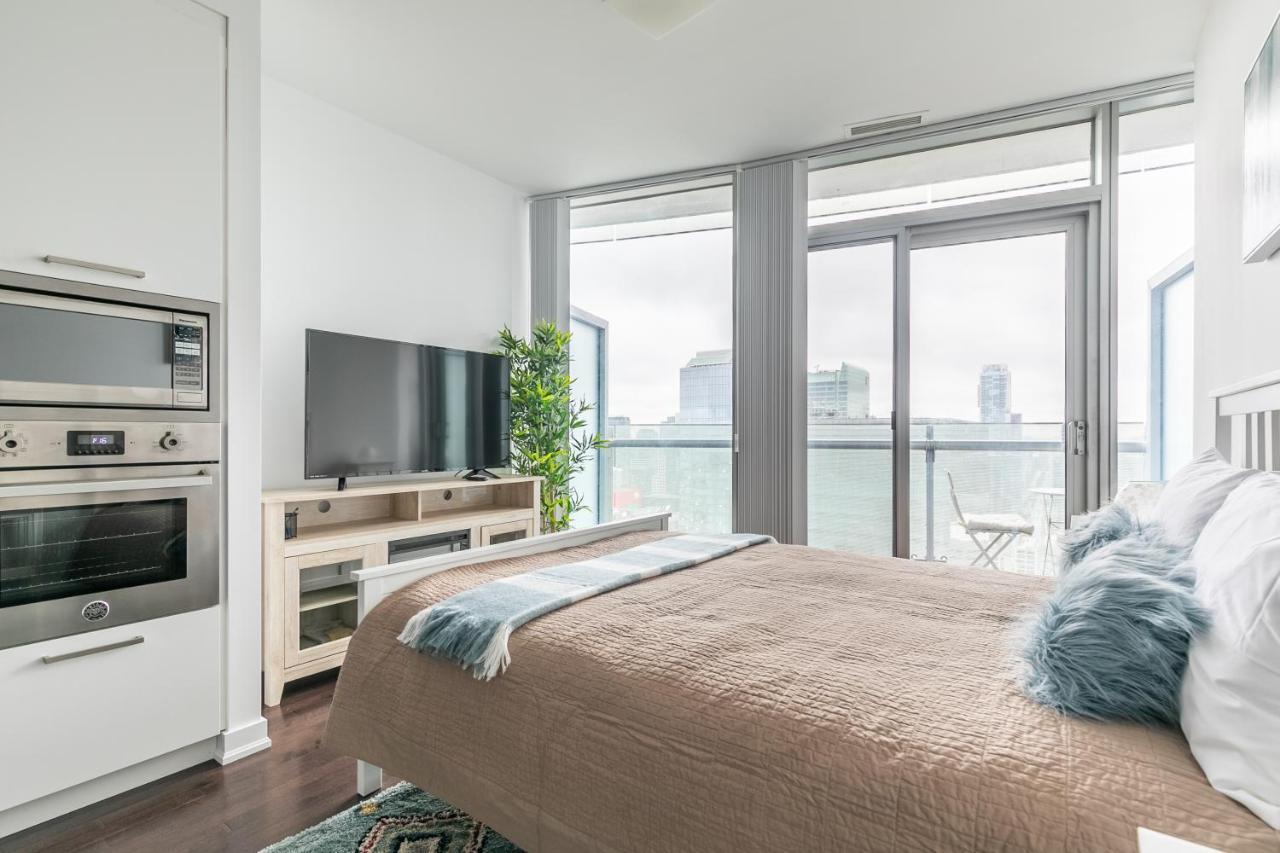 Simply Comfort. Gorgeous Downtown Toronto