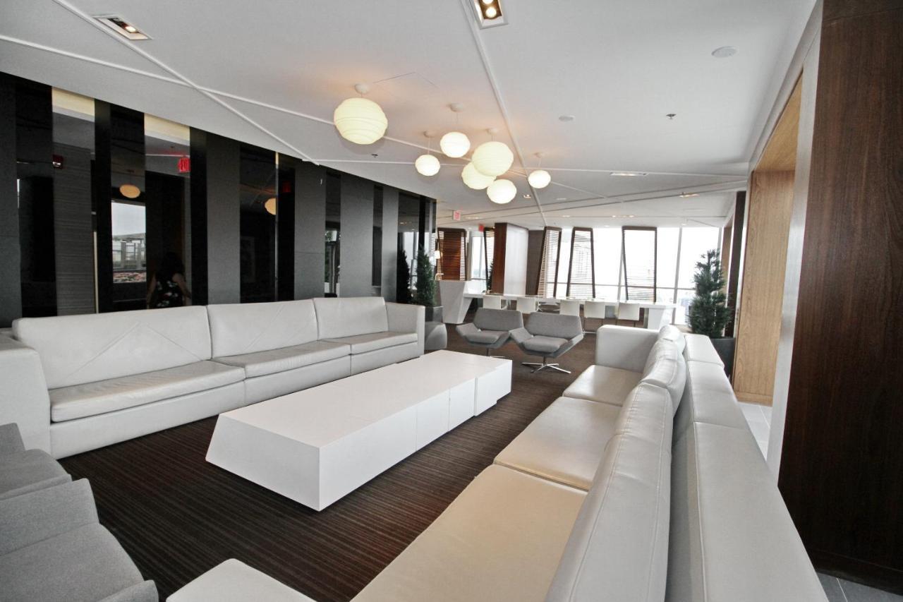 Boutique Suites - Entertainment District, Scotiabank Arena - Downtown Apartment