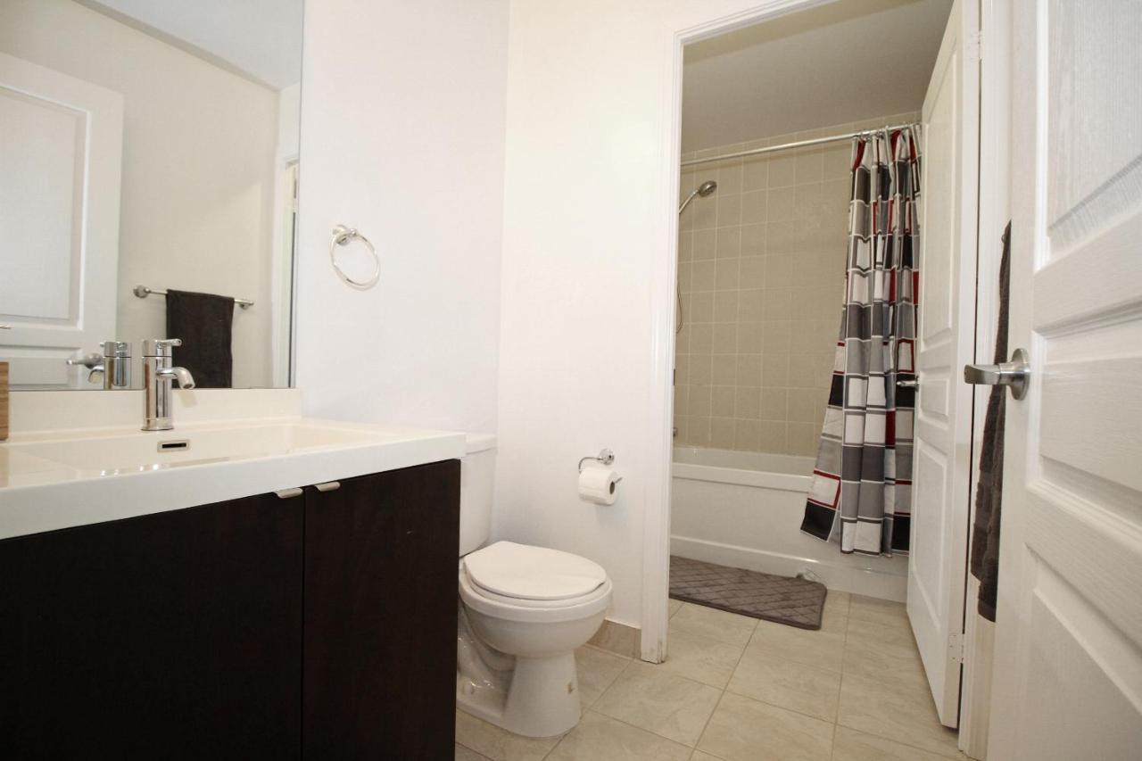 Boutique Suites - Entertainment District, Scotiabank Arena - Downtown Apartment *