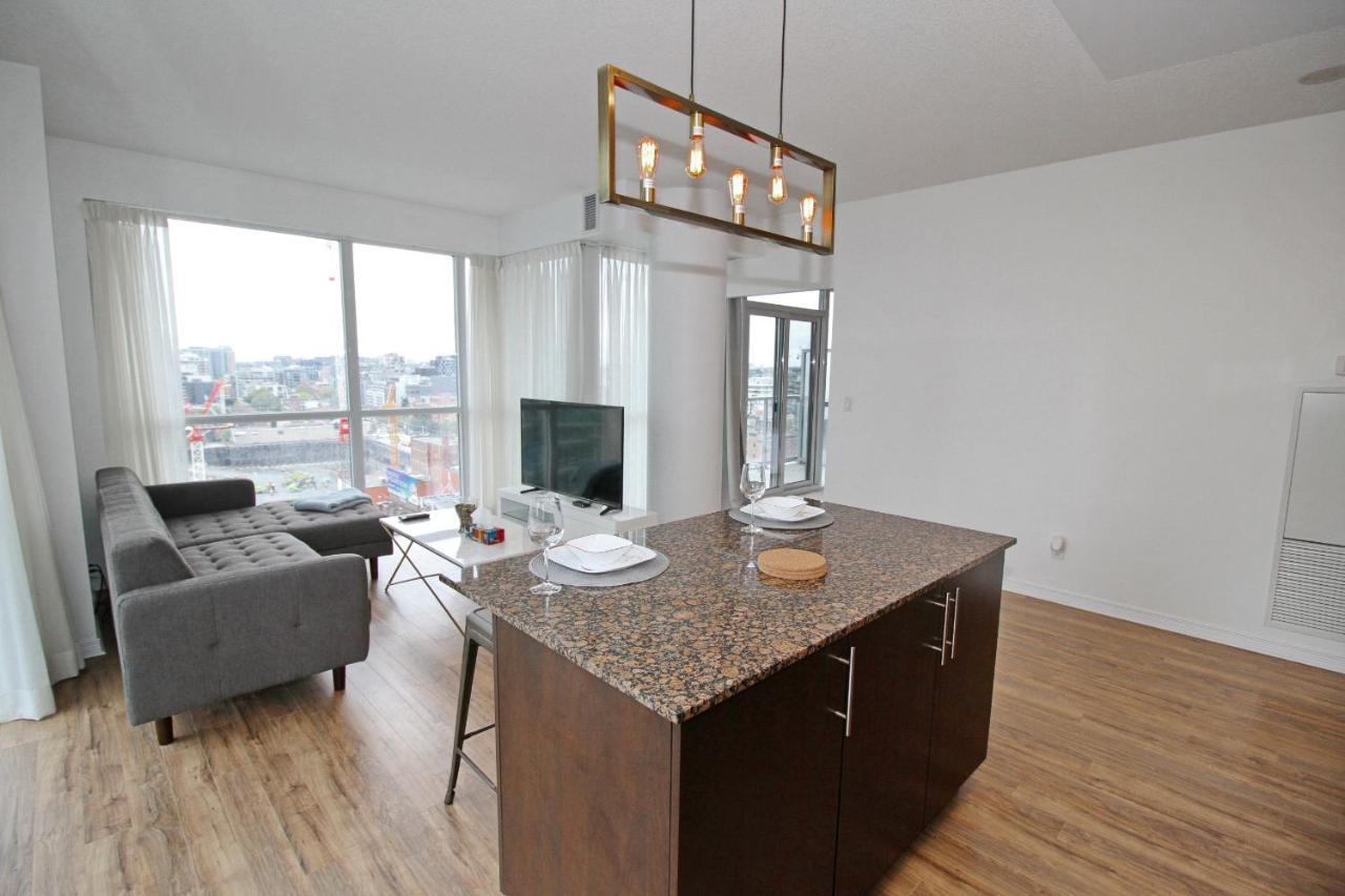 Boutique Suites - Entertainment District, Scotiabank Arena - Downtown Apartment *
