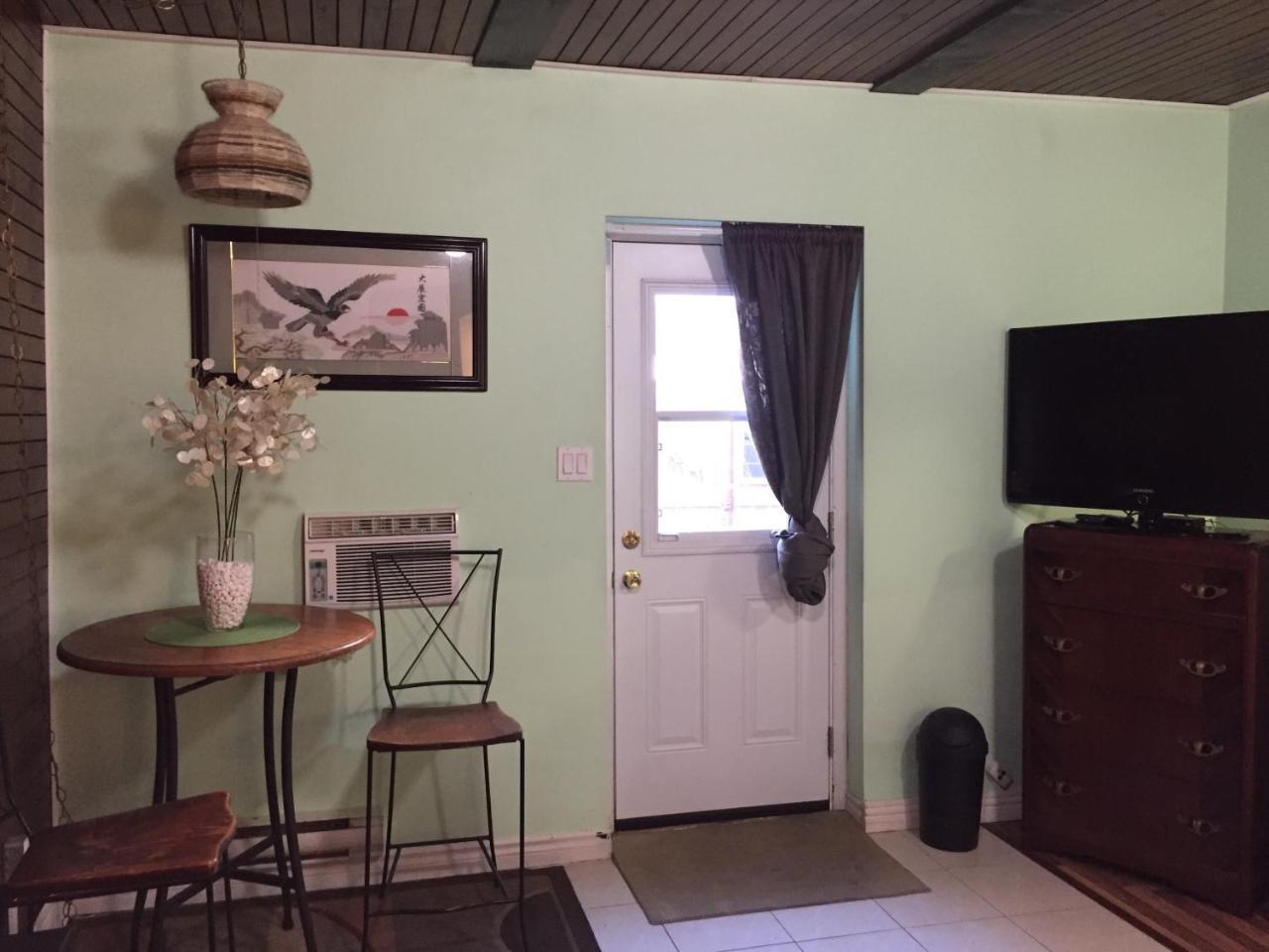 Cabbagetown Bachelor Apartment *