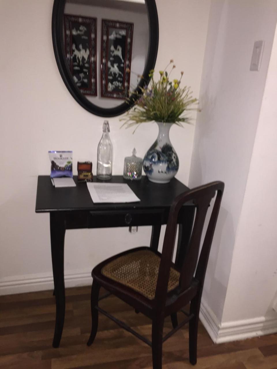 Cabbagetown Bachelor Apartment *