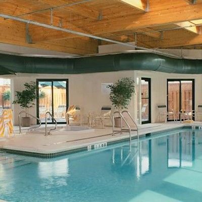 Courtyard By Marriott Airport Hotel