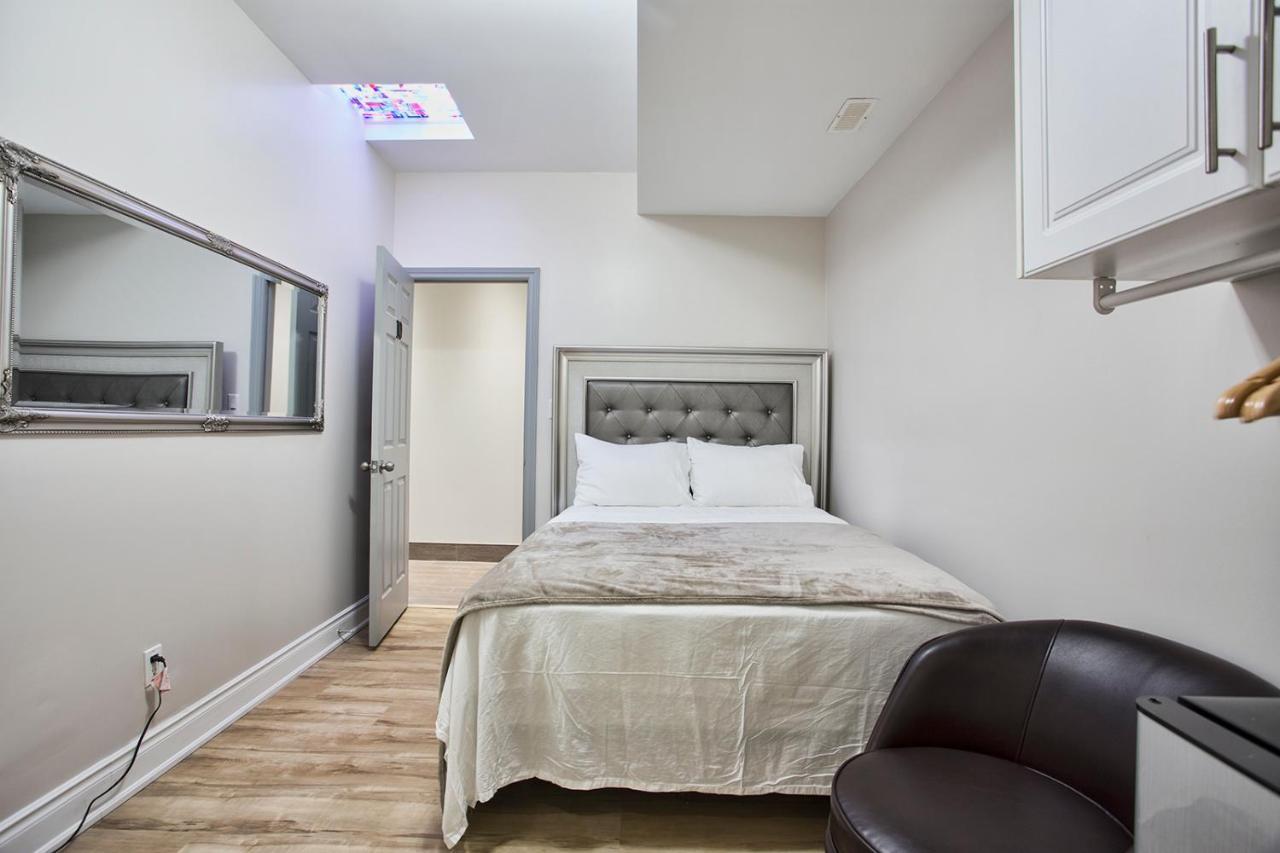 Hostel And Toronto