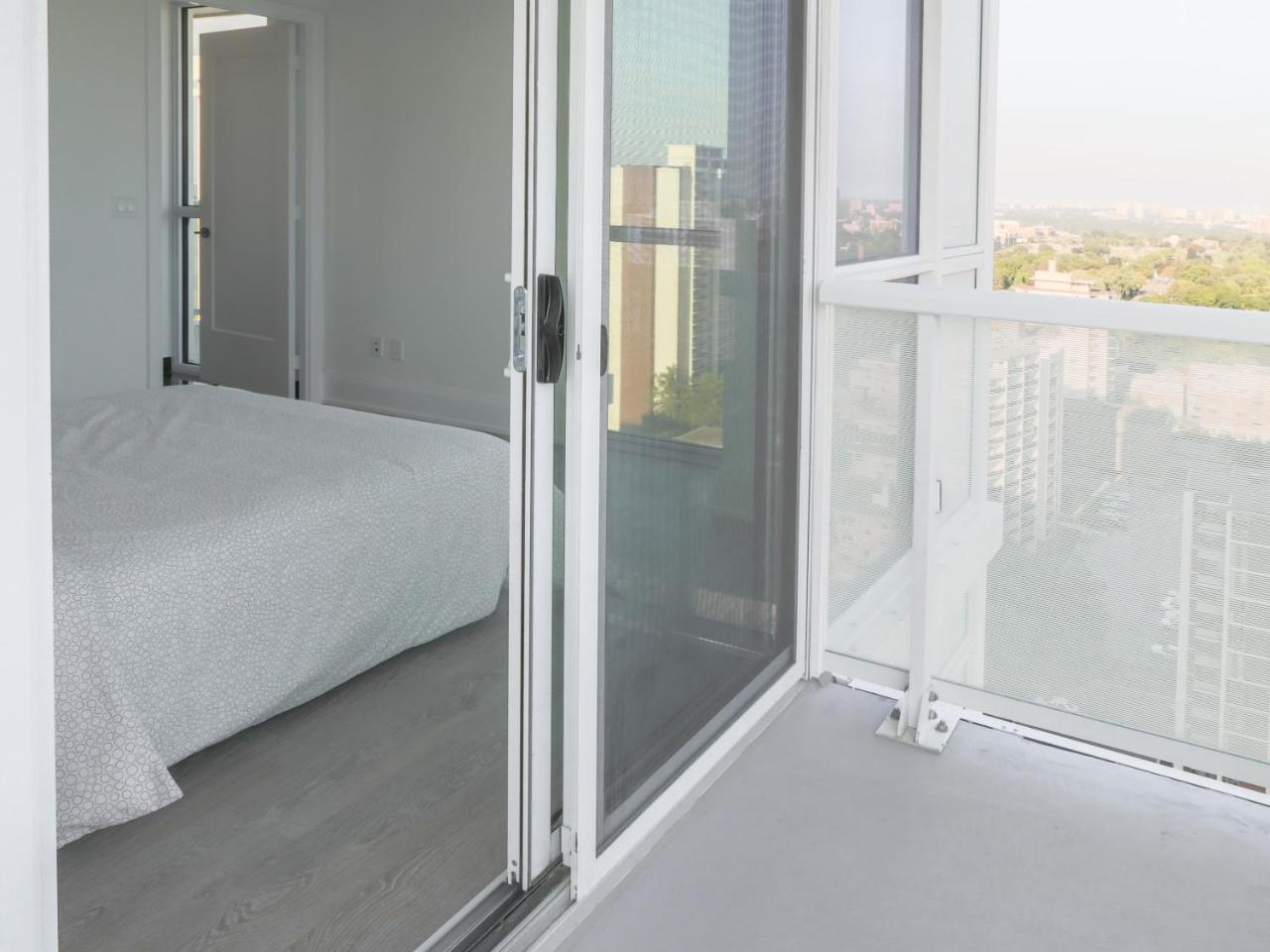 Modern 2 Bedroom Yonge And Eglinton Apartment *