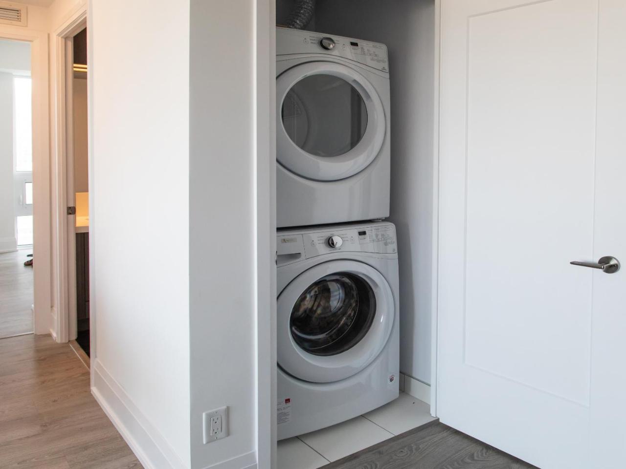 Modern 2 Bedroom Yonge And Eglinton *