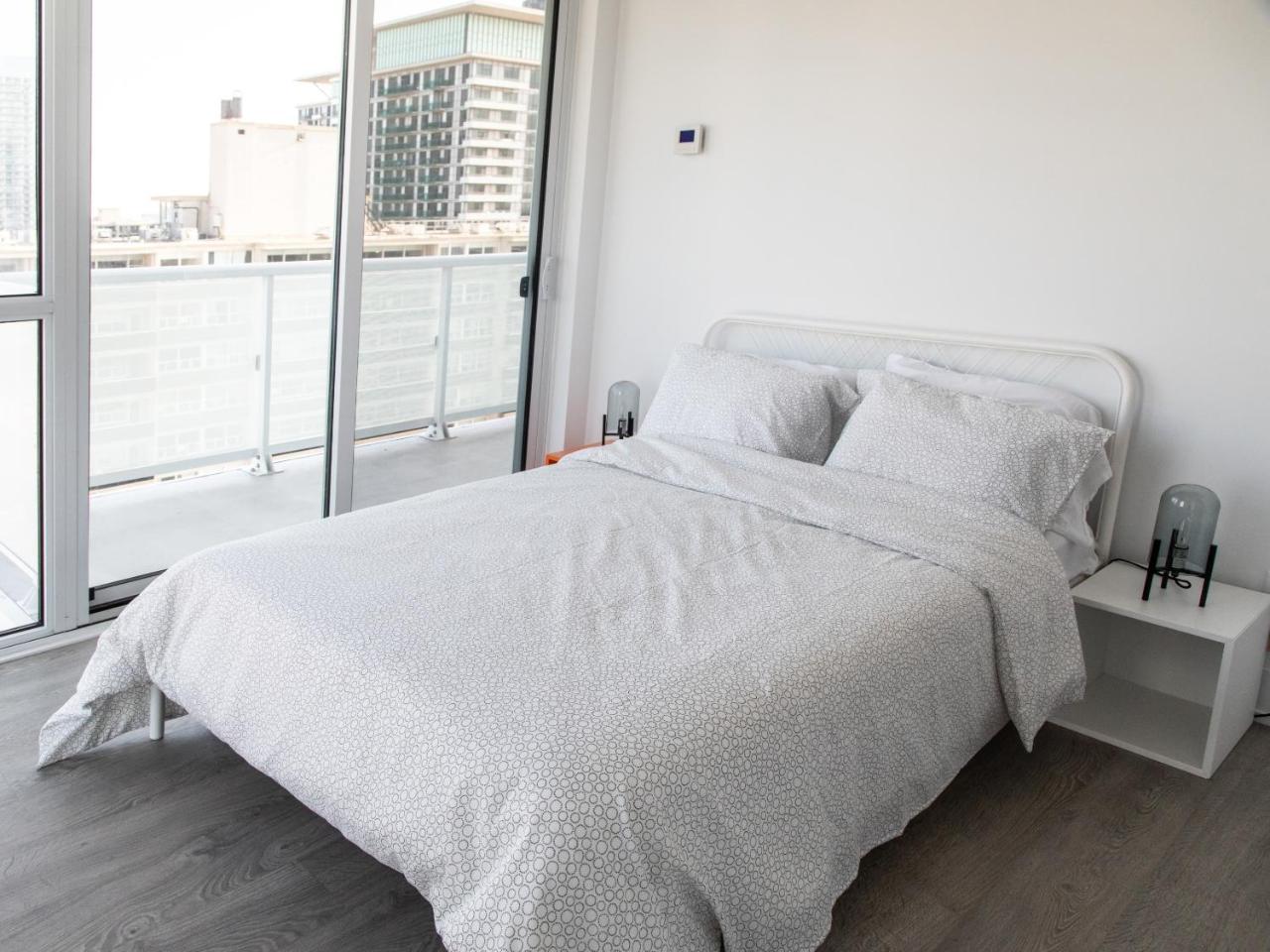 Modern 2 Bedroom Yonge And Eglinton Apartment *