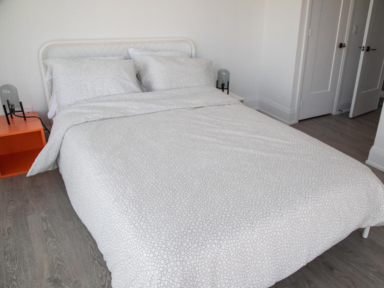 Apartment Modern 2 Bedroom Yonge And Eglinton *