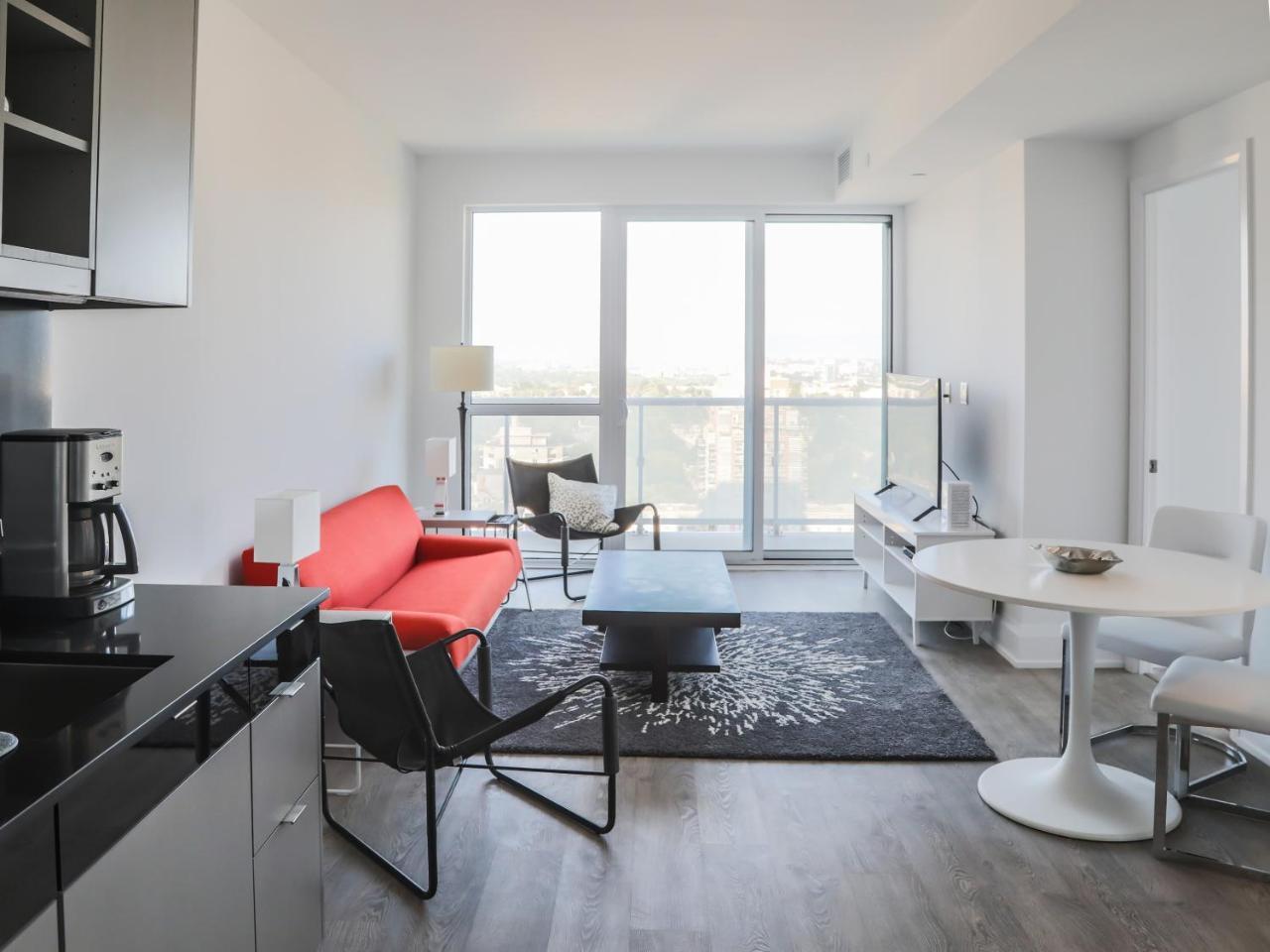 Modern 2 Bedroom Yonge And Eglinton *