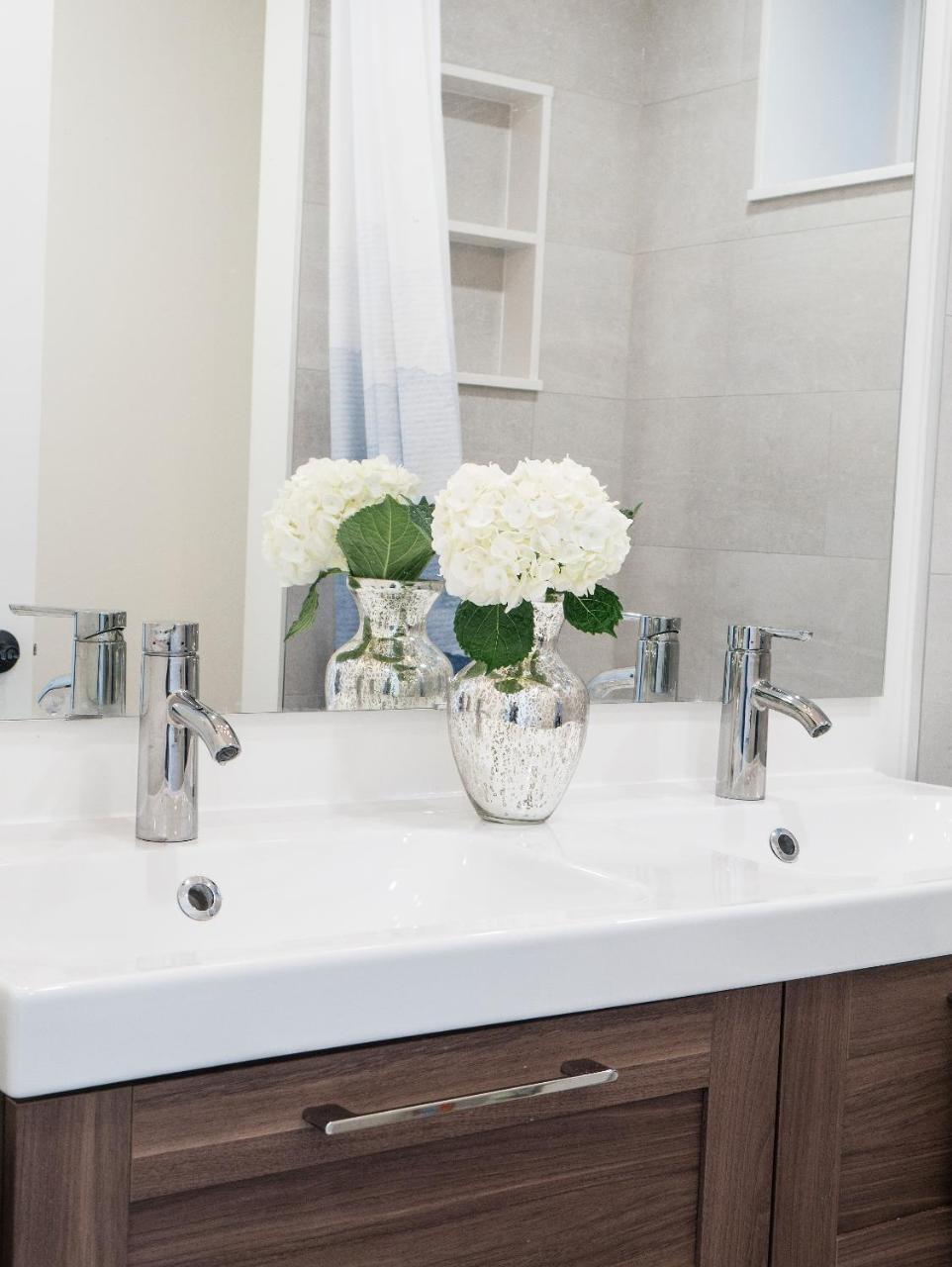 Modern Near Downtown Apartment Toronto