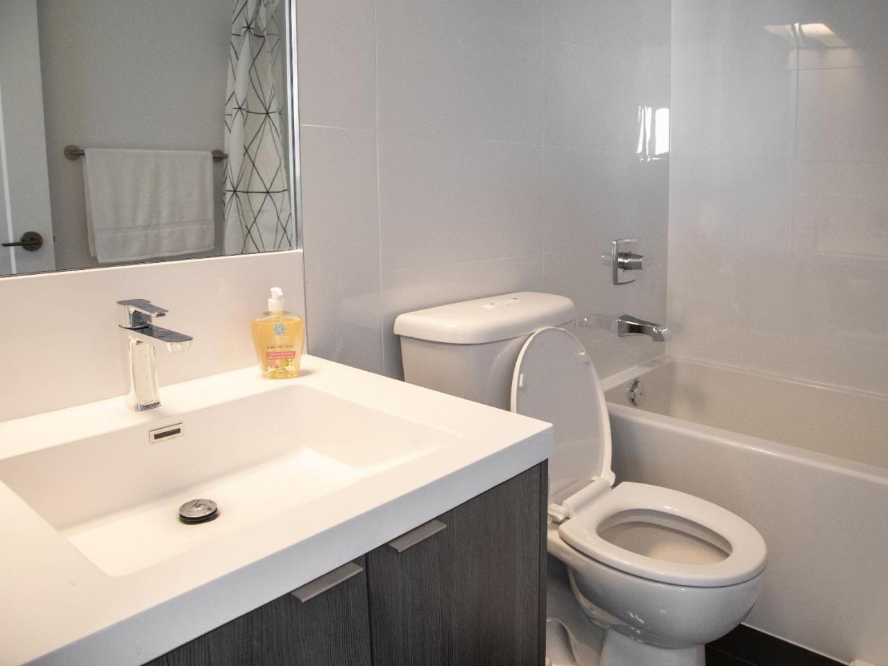 Modern 2 Bedroom Yonge And Eglinton Apartment Toronto