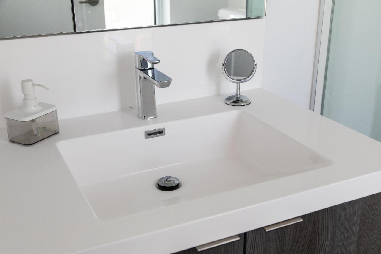 Modern 2 Bedroom Yonge And Eglinton Apartment Toronto