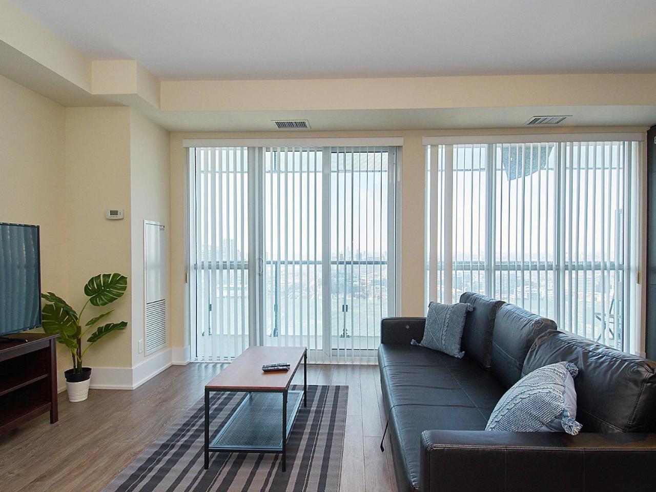 Red Maple Suites - Front Street * Toronto