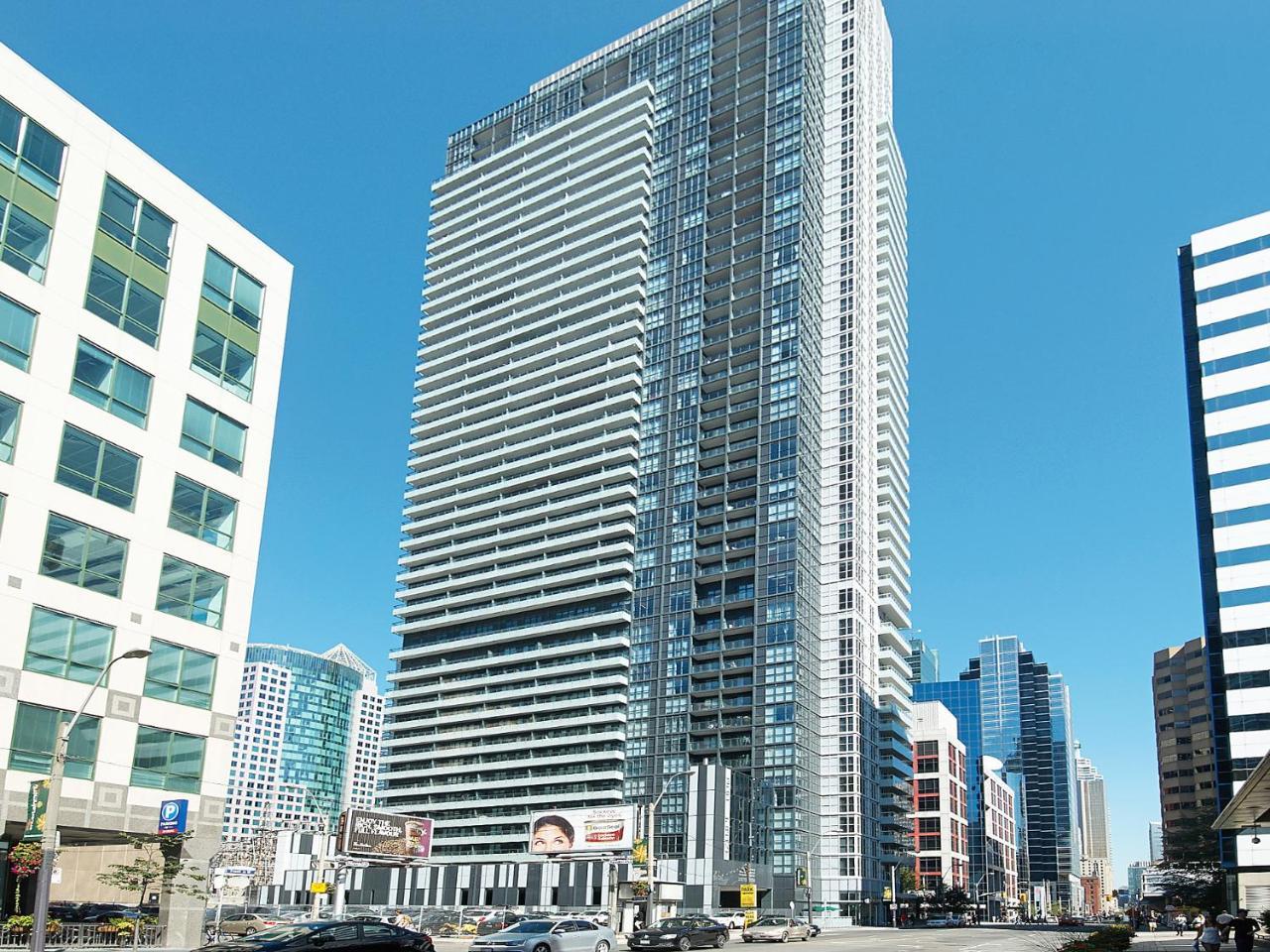 Red Maple Suites - Front Street Toronto