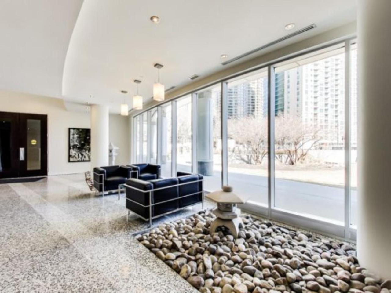 Queens Quay Lake View By Sts *