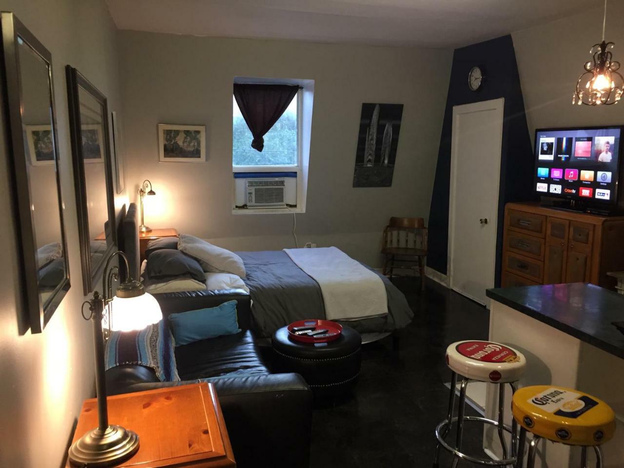 Cabbagetown Bachelor Apartment
