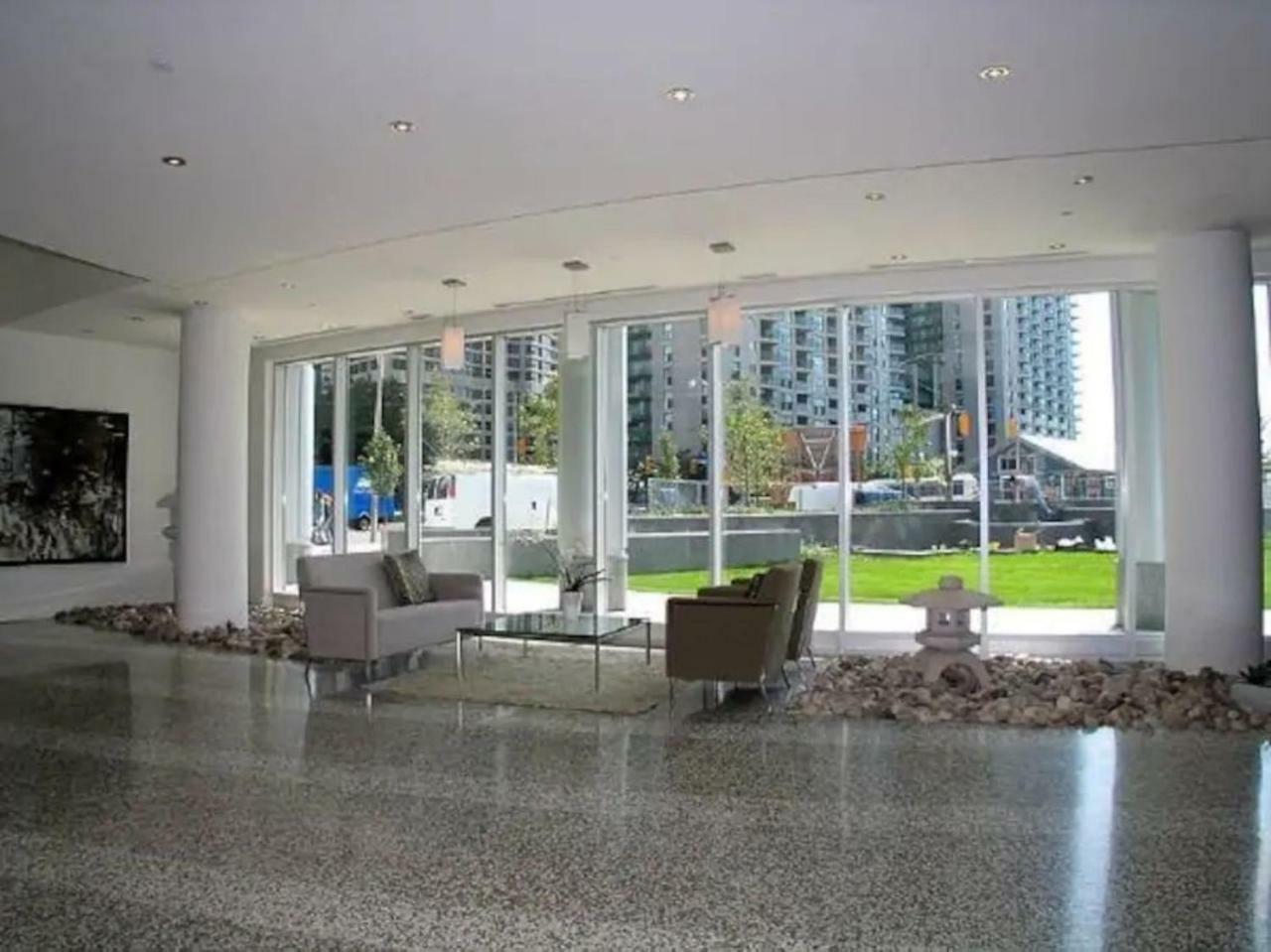 Queens Quay Lake View By Sts *