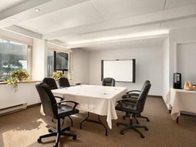 Travelodge By Wyndham East Toronto