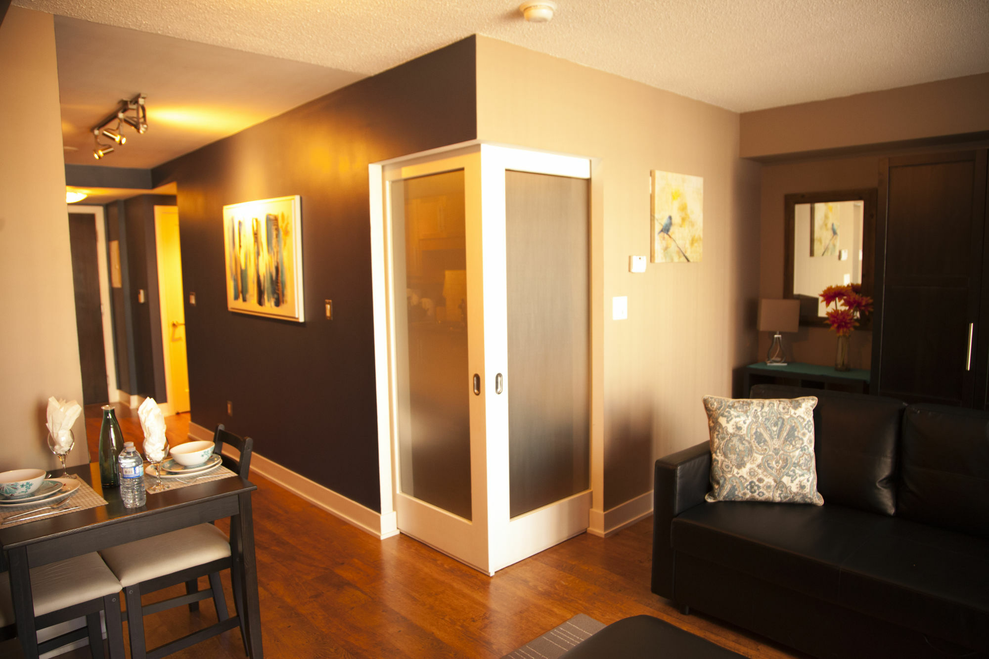 Red Maple - Blue Jays Way Apartment
