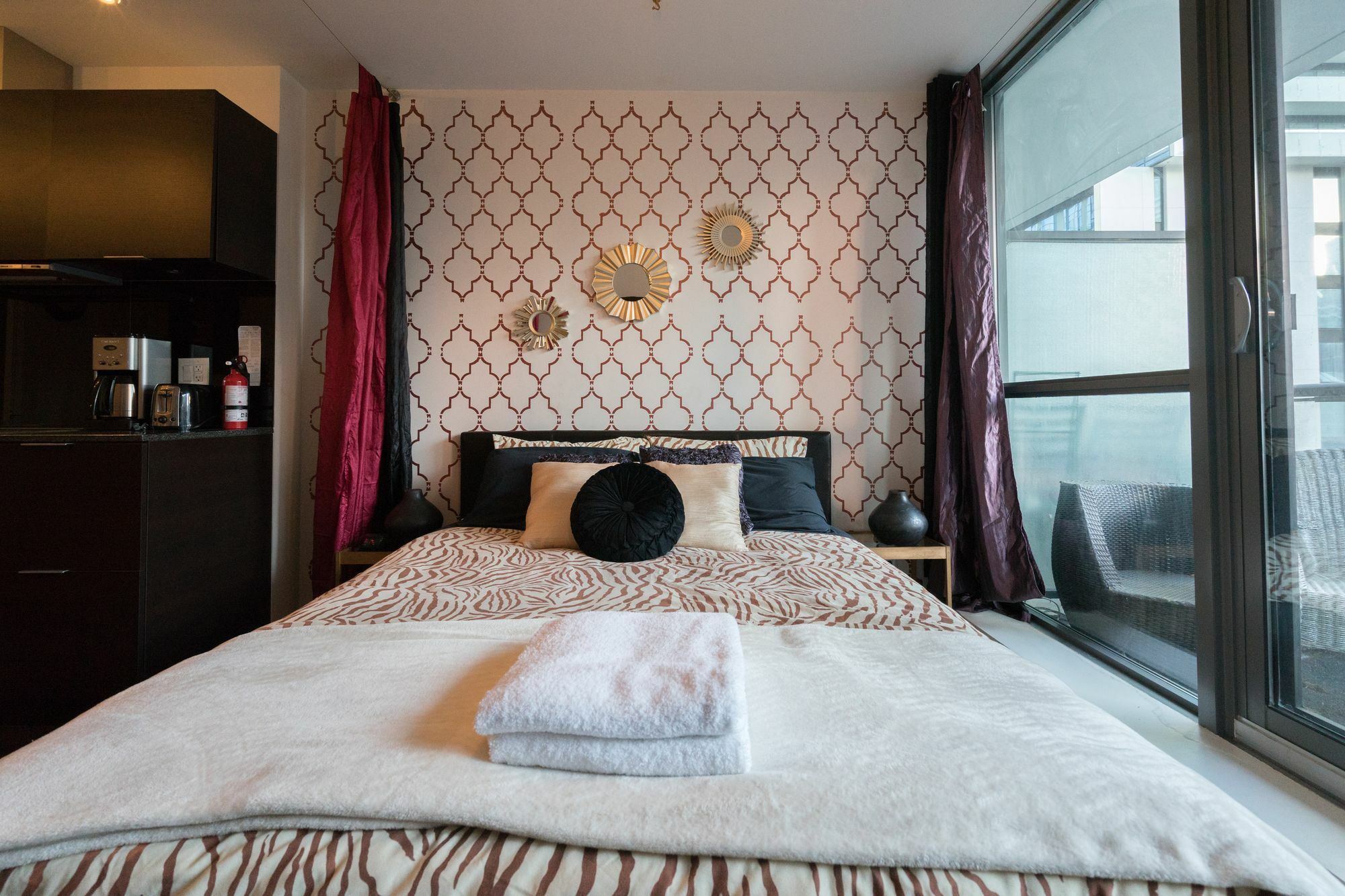 Applewood Suites - Entertainment District Studio * Toronto