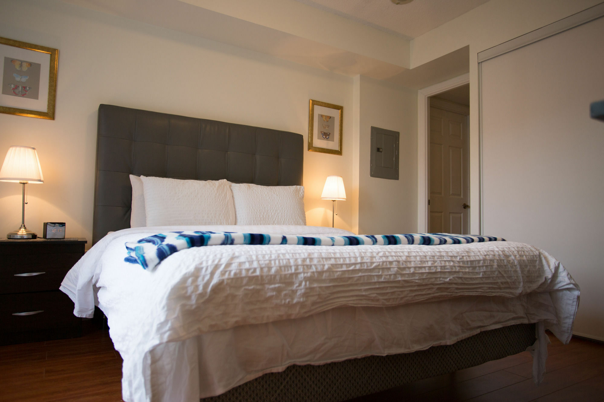 Red Maple - Icon Apartment Toronto