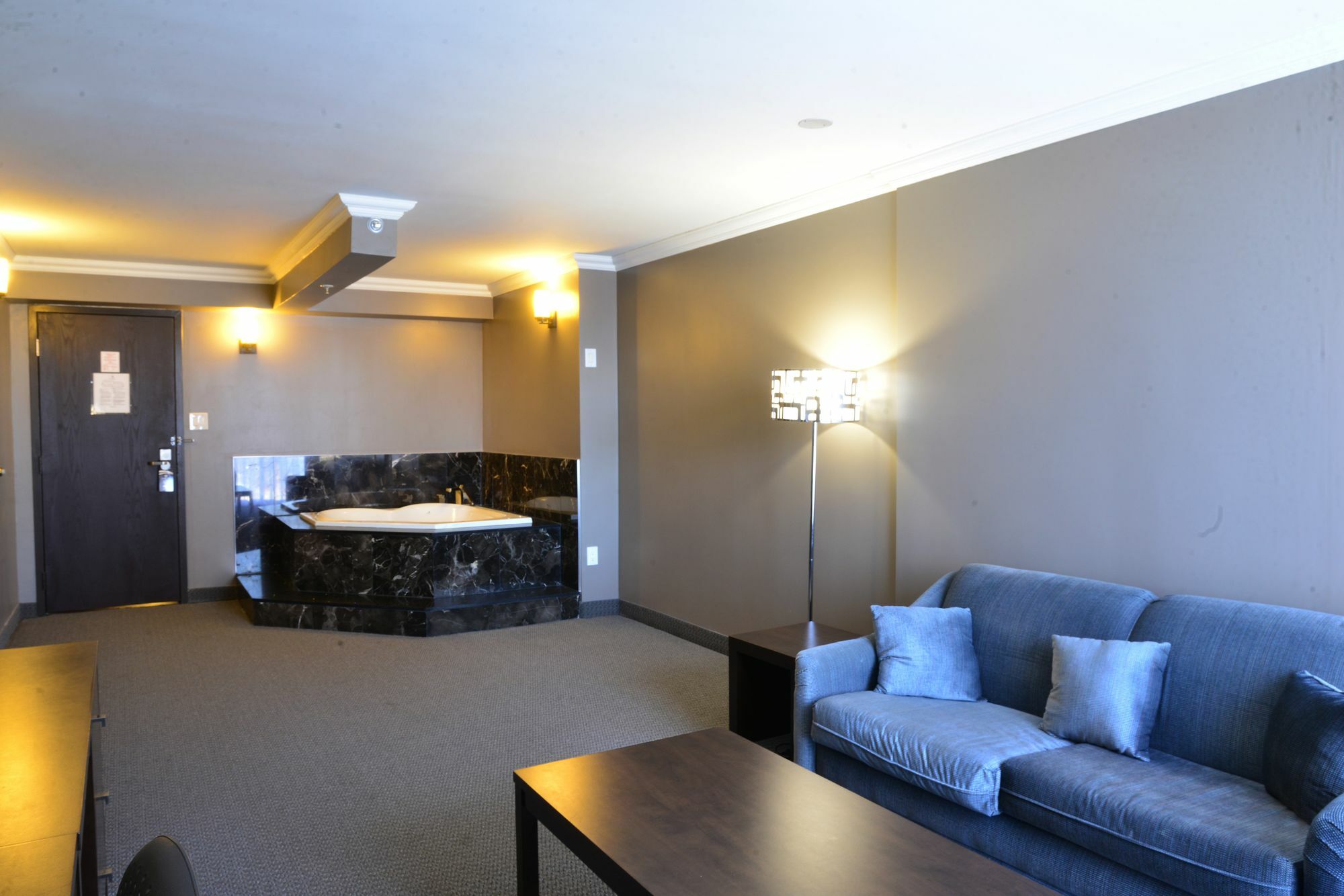 Hotel Edward North York 3*