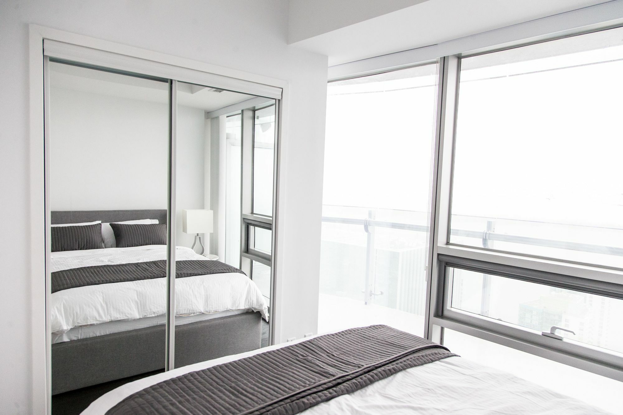 Applewood - 3 Bdrm Luxury Lakeview Apartment Toronto