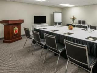 Hotel Super 8 By Wyndham Downtown Toronto