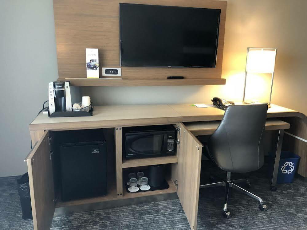 Courtyard By Marriott Airport