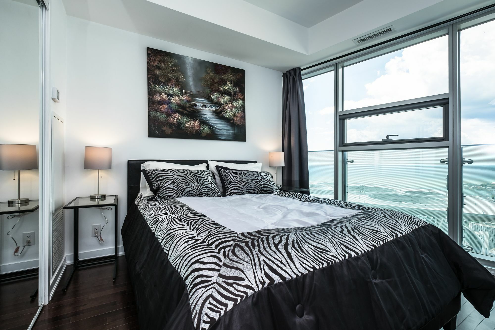 Quickstay - In The Sky Hotel Toronto
